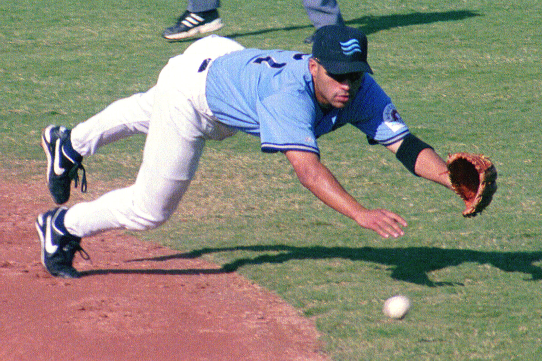 Grand Canyons Jerry Hairston, Jr. (Orioles) dives, 1998 Arizona Fall League.  Click for next photo.