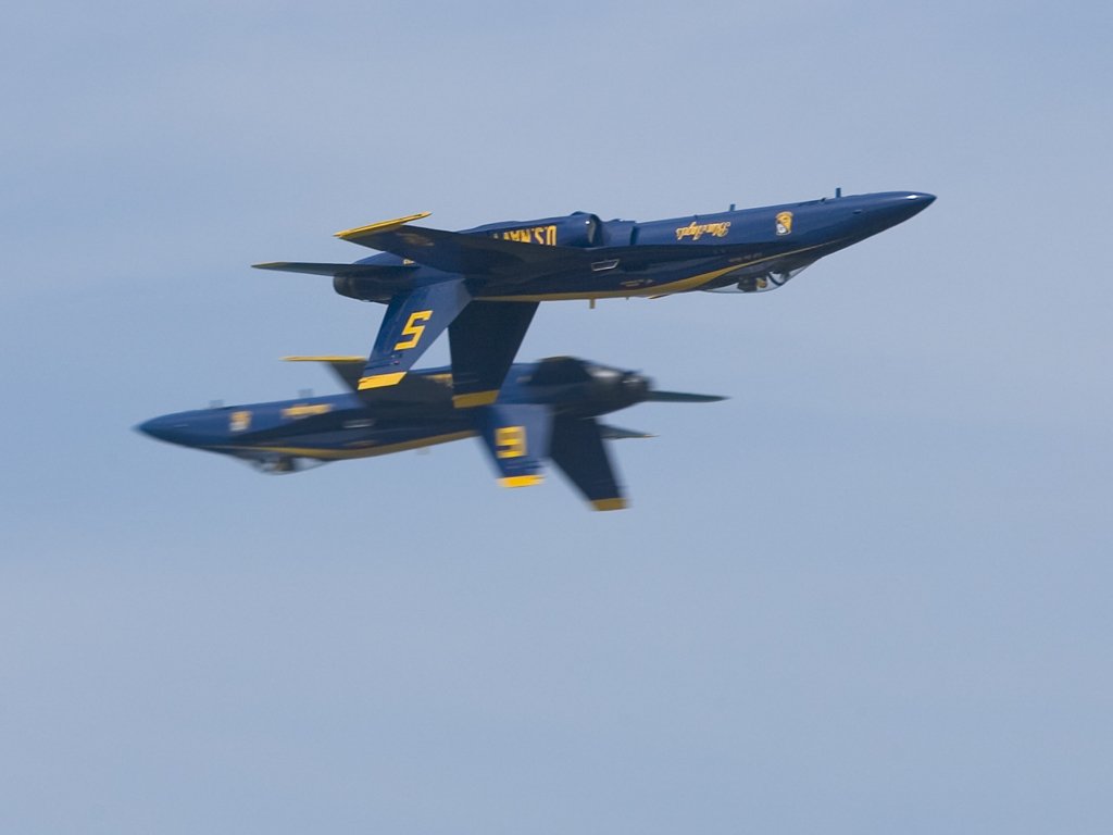 This time both planes are inverted as they meet. 300mm, 1/800 at f/8.  Click for next photo.
