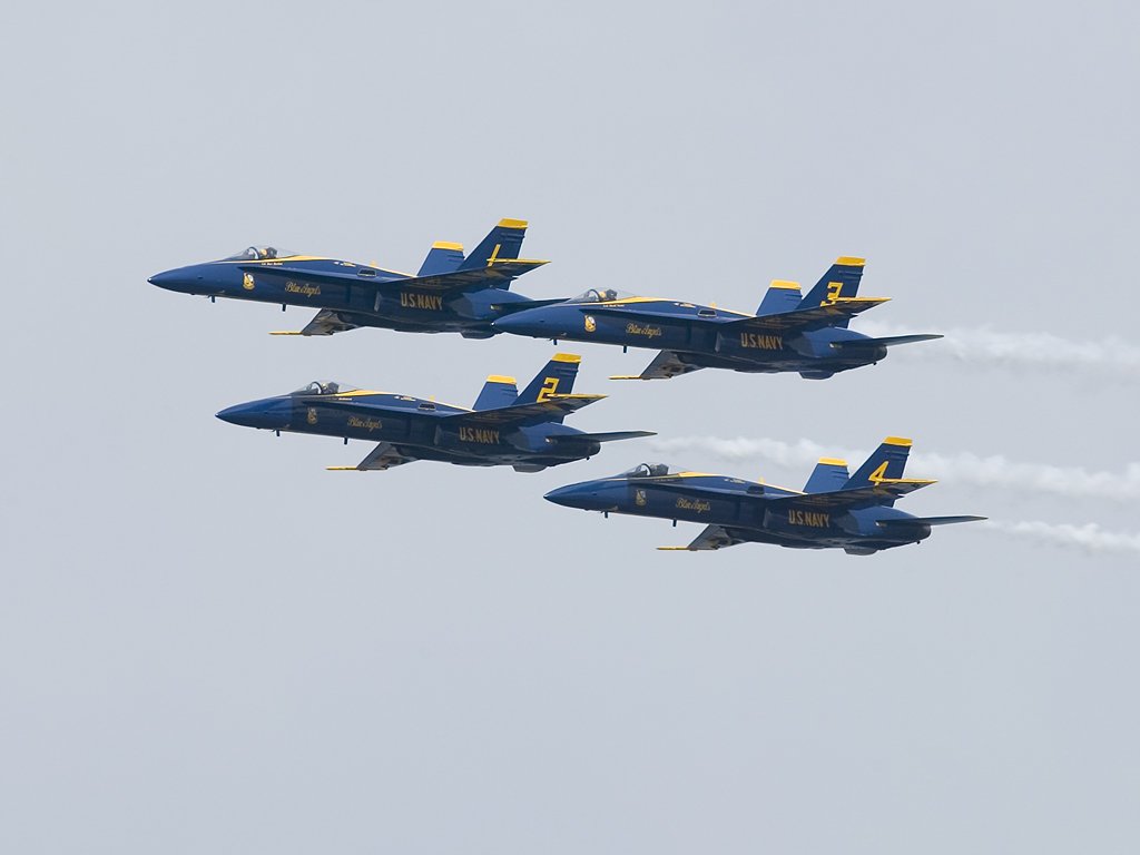 Blue Angels diamond. 300mm, 1/800 at f/8.  Click for next photo.