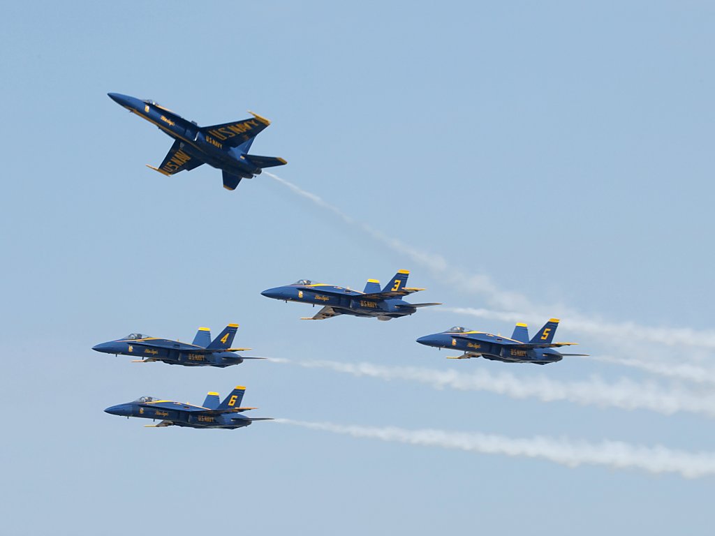 Blue Angels winding up their show. 100-400mm (130mm), 1/400 at f/10.  Click for next photo.