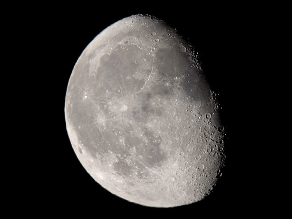 Digiscoping the waning Moon, July 2006, Canon G6 and Televue 85.  Click for next photo.