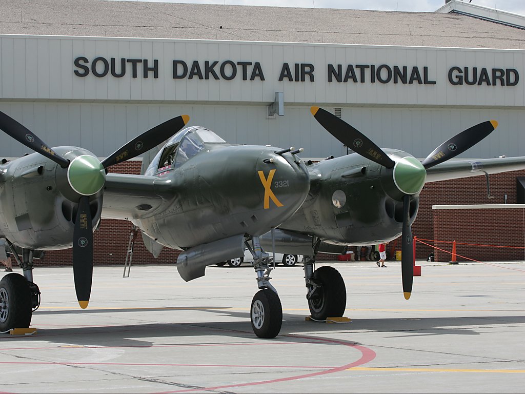 P-38, Sioux Falls Air Show.  Click for next photo.