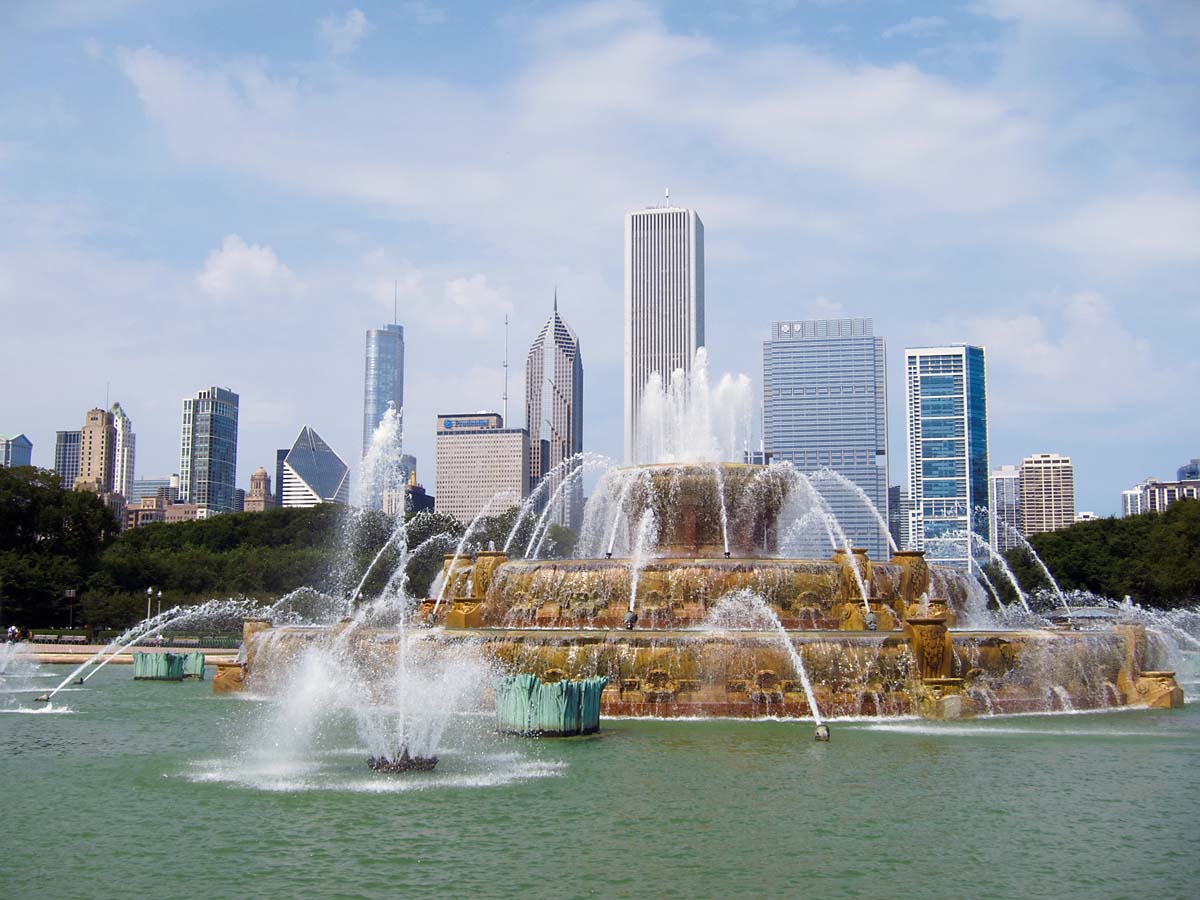 Buckingham Fountain, Grant Park, Chicago.  Click for next photo.