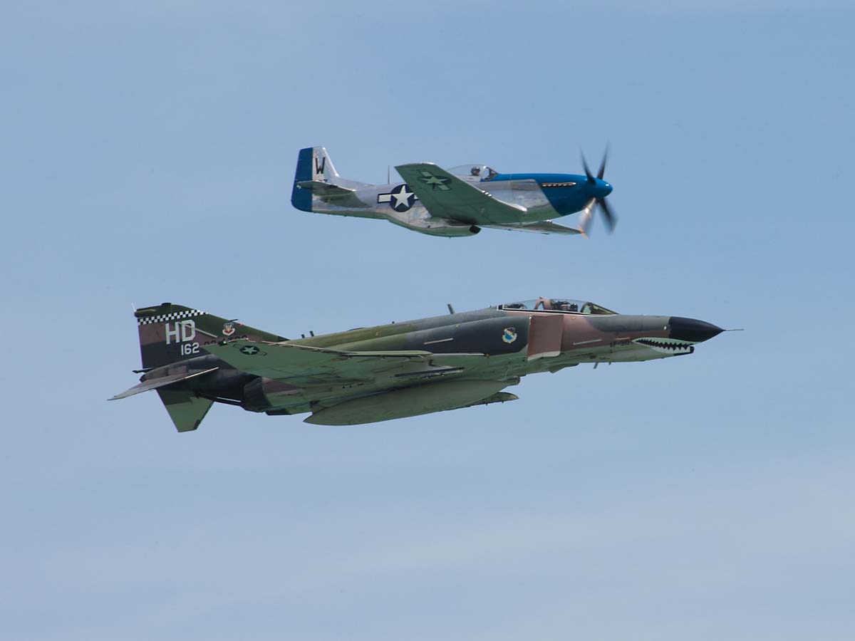 Heritage Flight, P-51 Mustang and F-4 Phantom, Chicago Air and Water Show.  Click for next photo.
