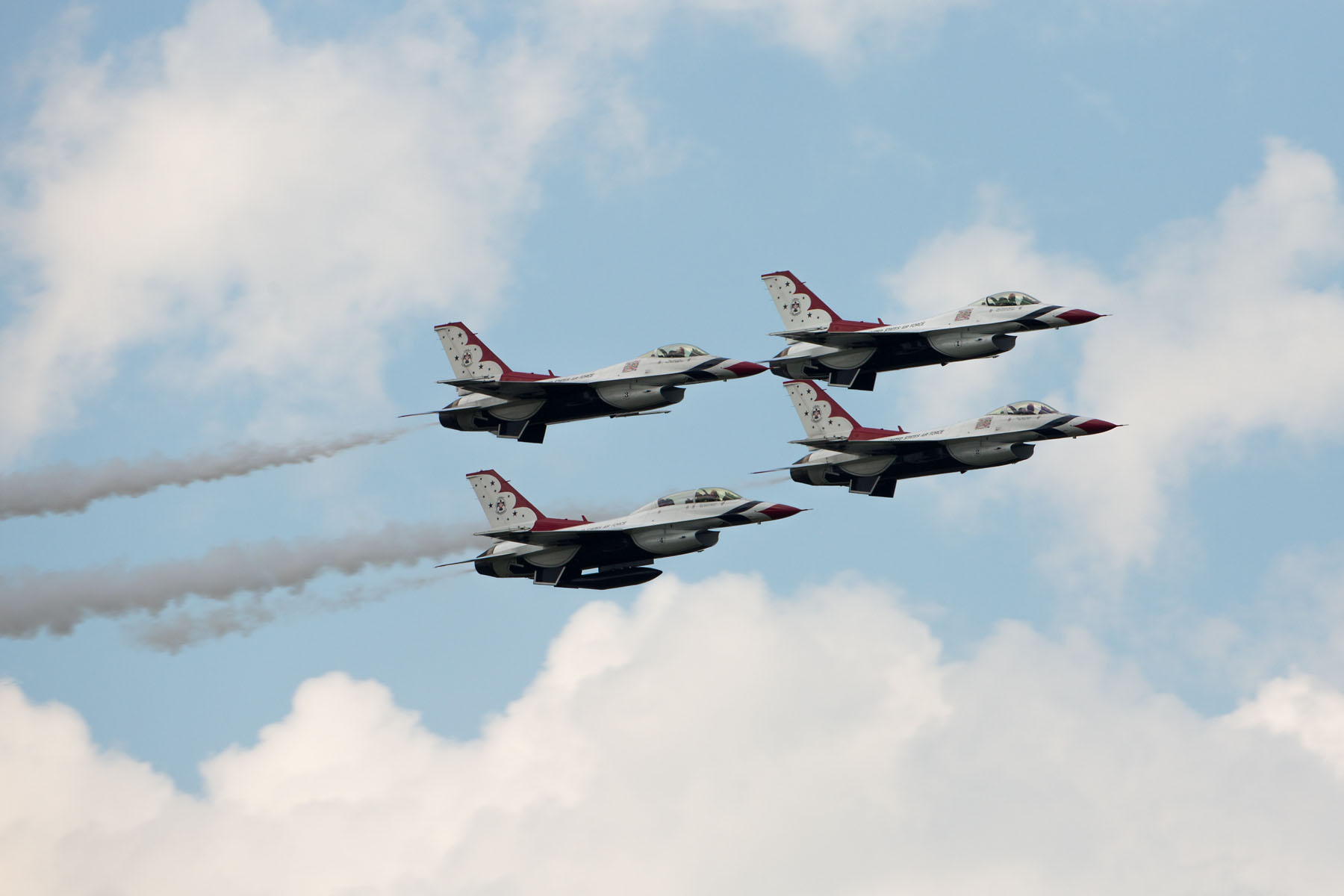 USAF Thunderbirds, Sioux Falls Air Show.  Click for next photo.