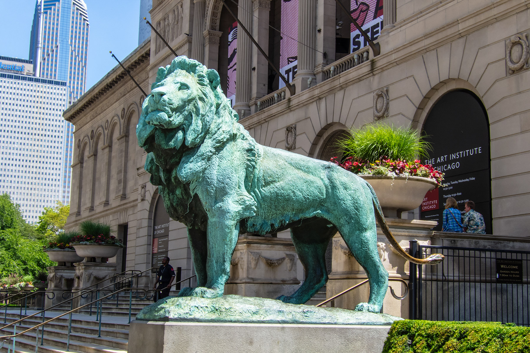 Lion in front of Art Institute of Chicago.  Click for next photo.