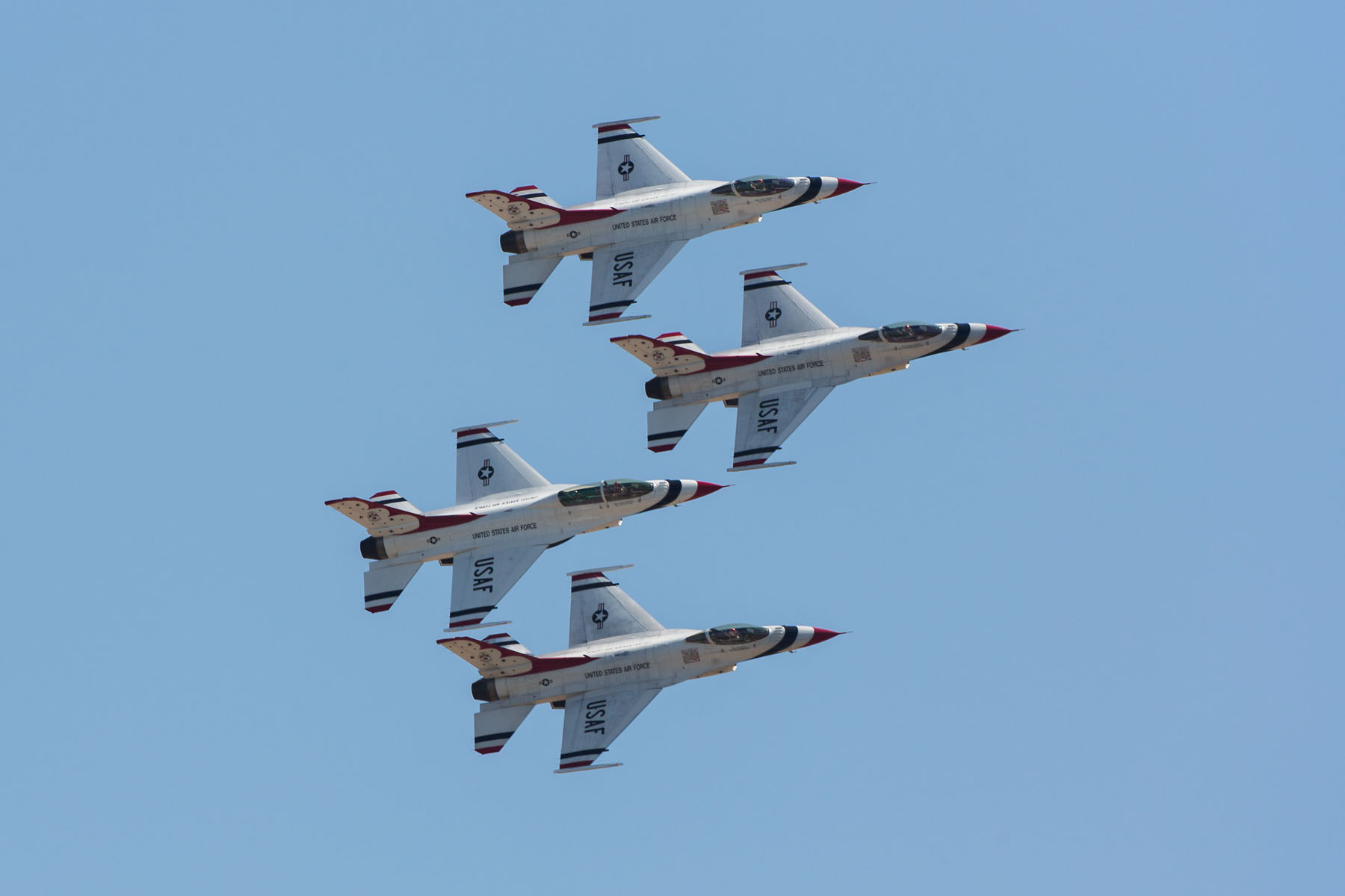 USAF Thunderbirds, Sioux Falls Air Show.  Click for next photo.