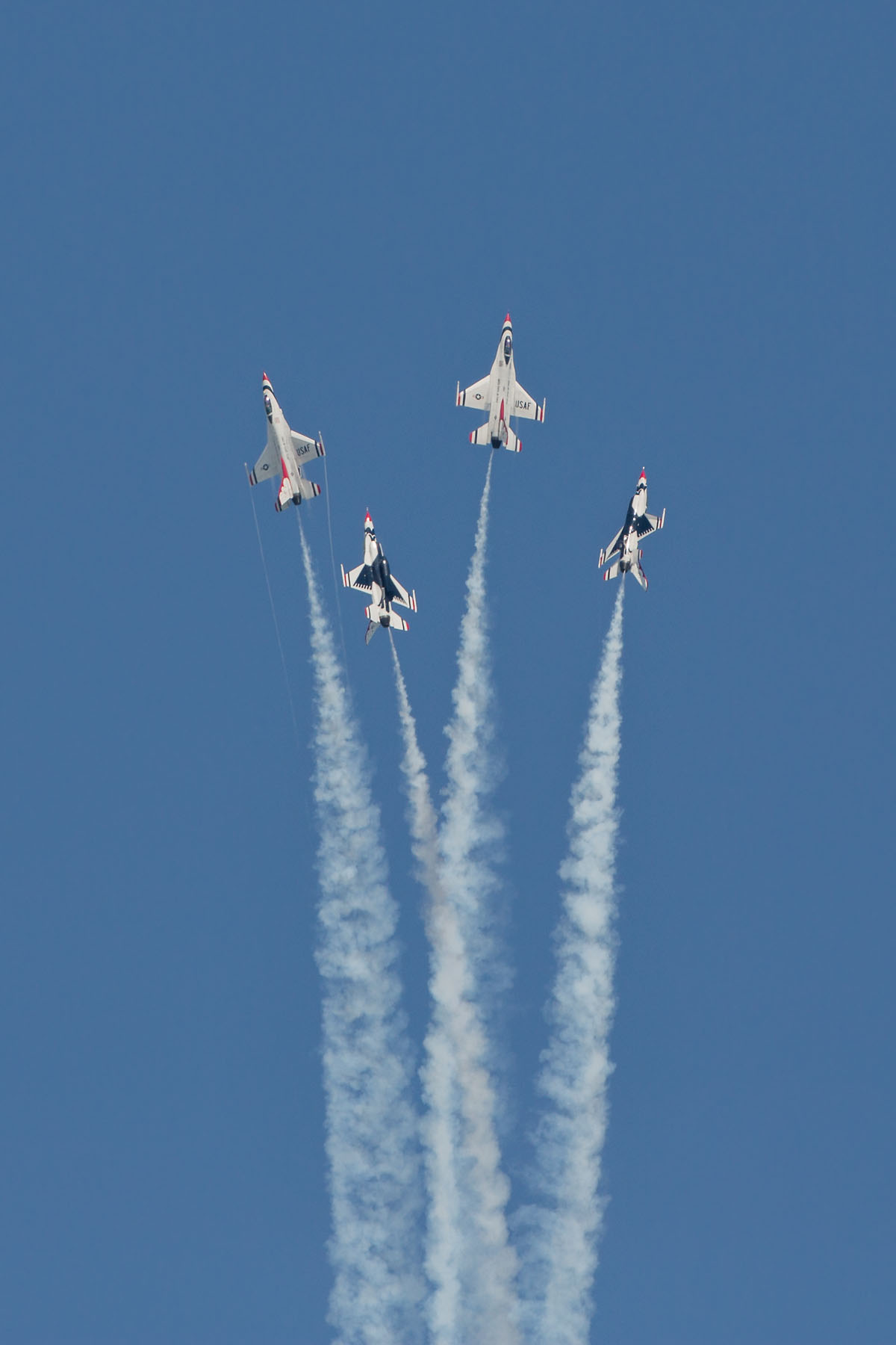 USAF Thunderbirds, Sioux Falls Air Show.  Click for next photo.