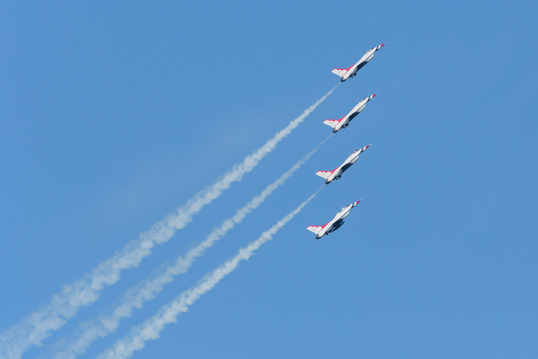USAF Thunderbirds, Sioux Falls Air Show.  Click for next photo.
