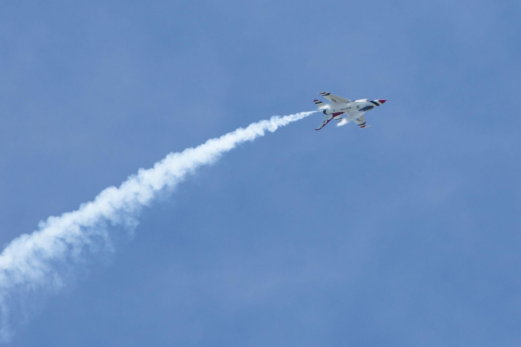 USAF Thunderbirds, Sioux Falls Air Show.  Click for next photo.