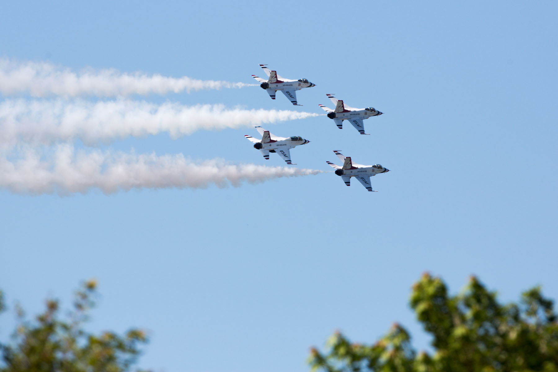 USAF Thunderbirds, Sioux Falls Air Show.  Click for next photo.